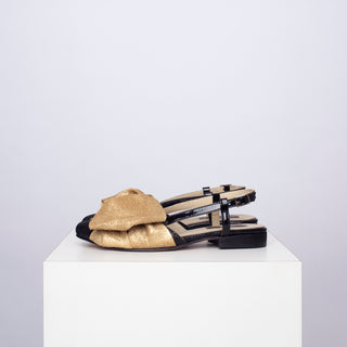zapato con taco adela negro lazo dorado