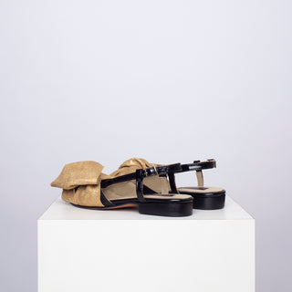 zapato con taco adela negro lazo dorado