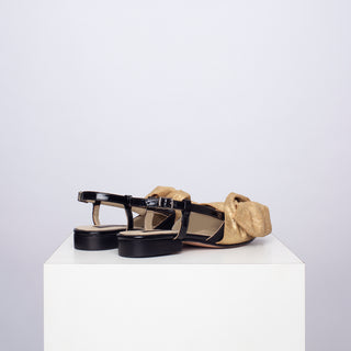 zapato con taco adela negro lazo dorado