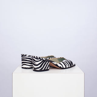 zapato con taco Helena cebra blanco y negro