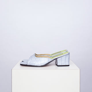 zapato con taco Helena croco celeste