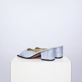 zapato con taco Helena croco celeste