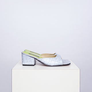 zapato con taco Helena croco celeste