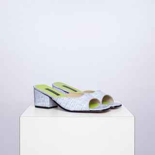 zapato con taco Helena croco celeste