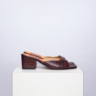 zapato con taco Helena croco chocolate